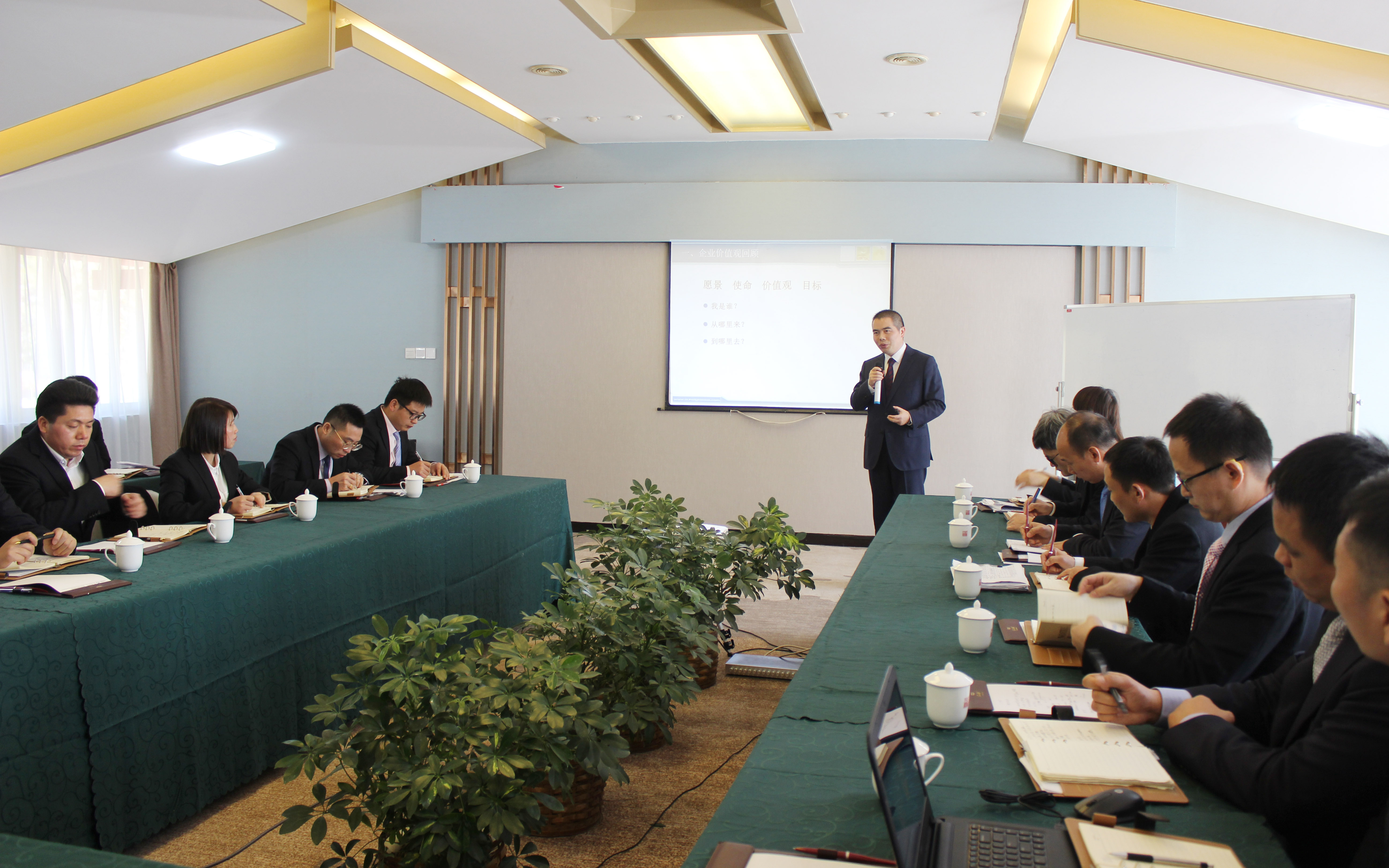 專業(yè)化、素質(zhì)化、職業(yè)化